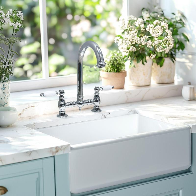 PB Nostalgiczna bateria kuchenna mostkowa Chrom z okrągłą wylewką i białymi uchwytami PBN.CHR.R.WH