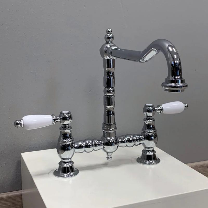 PB Nostalgiczna Kuchenny Kran Chromowany z Kątową Wylewką i Białymi Uchwytami PBN.CHR.H.WH