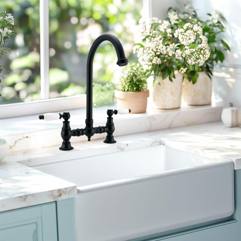 PB Nostalgiczny kran kuchenny mostkowy matowy czarny z okrągłą wylewką i białymi uchwytami PBN.ZW.R.WH