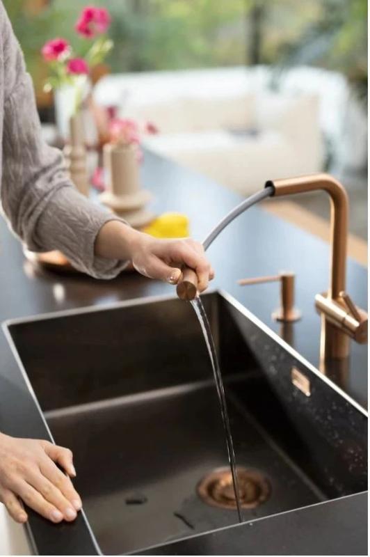 Franke miedziany kran kuchenny Atlas Neo z wyciąganą wylewką PVD Copper 115.0628.208