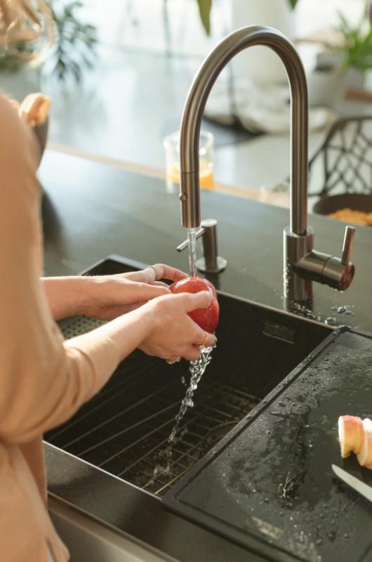 Franke Keukenmengkraan Eos Neo met uittrekbare sproeikop PVD Gun Metal 115.0628.256