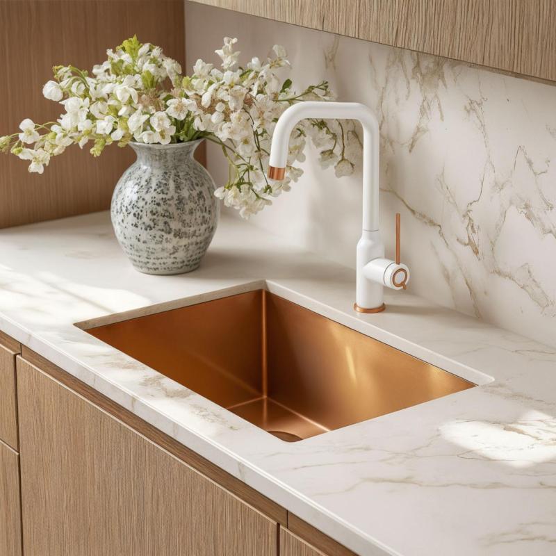 Quadri Stamford Bateria Kuchenna Biała z Miedzianym Wykończeniem PVD z Obracaną Kątową Wylewką 1208967700