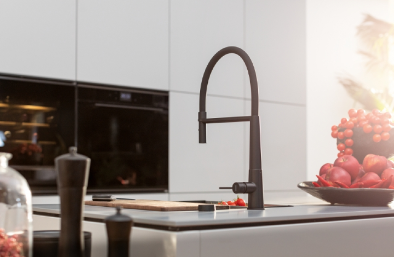 Franke Icon Jednouchwytowa bateria kuchenna z elastyczną wylewką, czarna 115.0690.598.