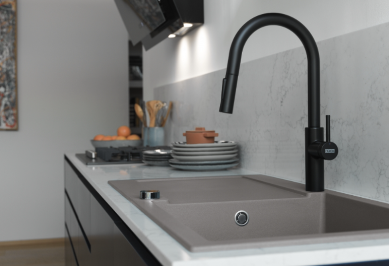 Franke Pescara J Jednouchwytowa Bateria Czarna z Wyciąganą Wylewką i Funkcją Natrysku 115.0575.968