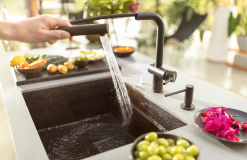 Franke Active Twist Jednouchwytowa Bateria Czarna z Wyciąganą Wylewką i Zintegrowanym Sterowaniem Odpływem 115.0669.769