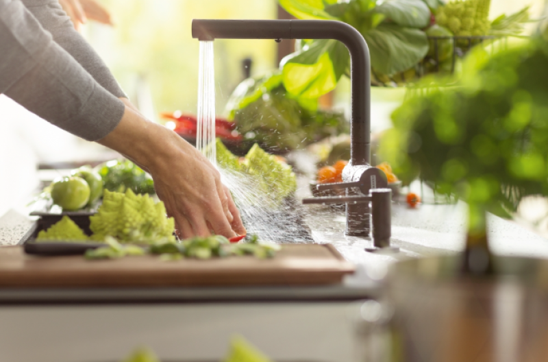 Franke Active Twist Jednouchwytowa Bateria Czarna z Wyciąganą Wylewką i Zintegrowanym Sterowaniem Odpływem 115.0669.769