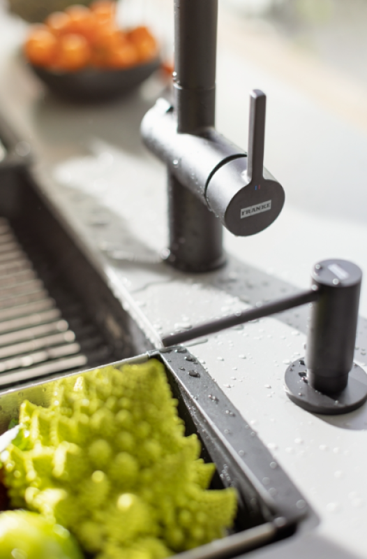 Franke Active Twist Jednouchwytowa Bateria Czarna z Wyciąganą Wylewką i Zintegrowanym Sterowaniem Odpływem 115.0669.769