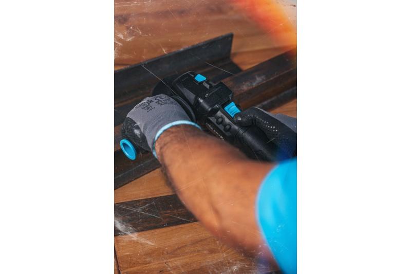 HÖGERT Bezprzewodowa szlifierka kątowa z włącznikiem łopatkowym, 125MM, 18V, zestaw z akumulatorem, ładowarką, akcesoriami.