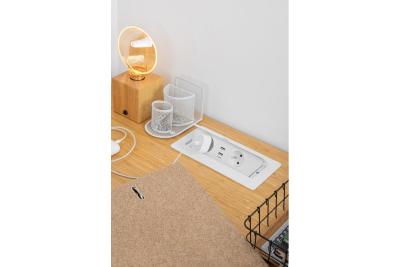 Miękki, wysuwany moduł gniazdek elektrycznych.