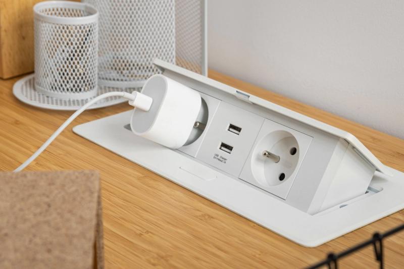 Miękki, wysuwany moduł gniazdek elektrycznych.