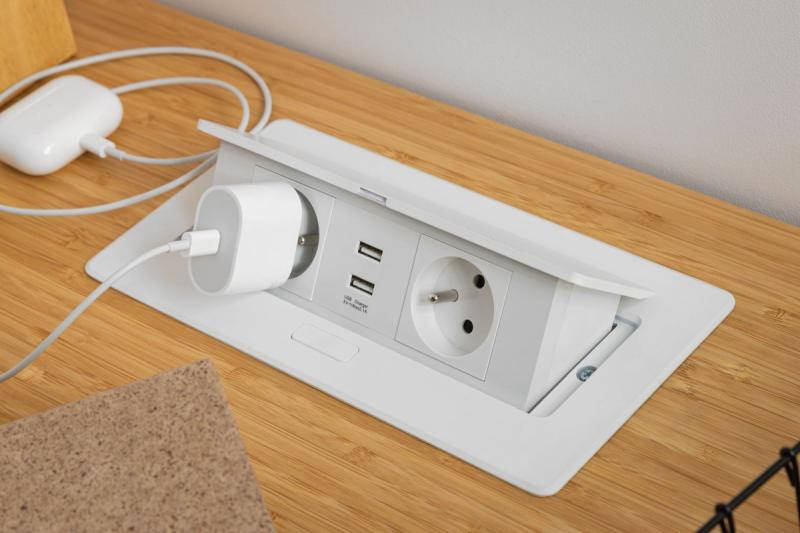 Miękki, wysuwany moduł gniazdek elektrycznych.