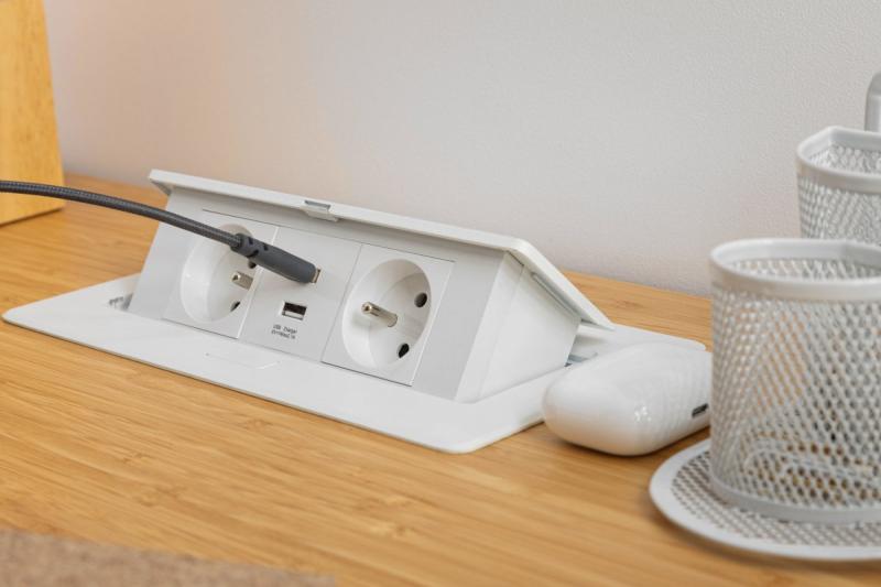 Miękki, wysuwany moduł gniazdek elektrycznych.