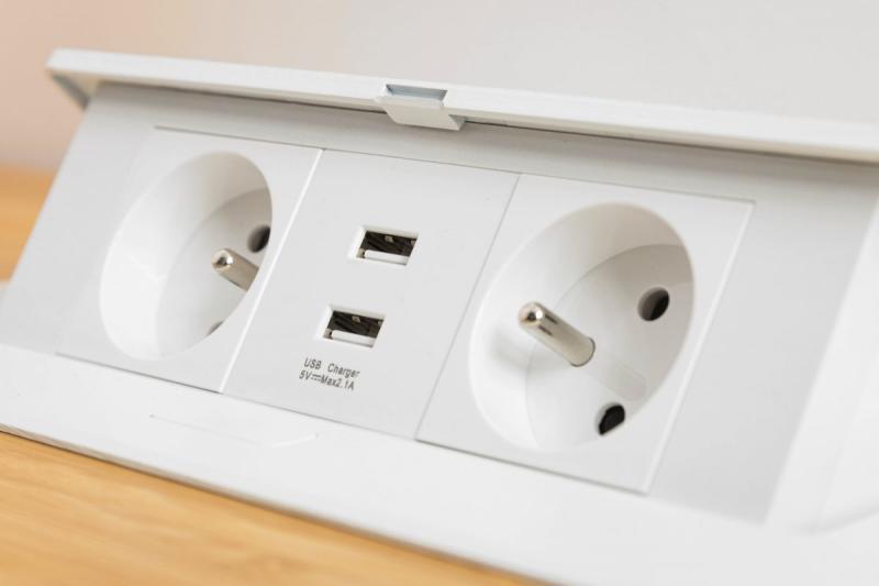 Miękki, wysuwany moduł gniazdek elektrycznych.