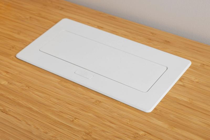 Miękki, wysuwany moduł gniazdek elektrycznych.