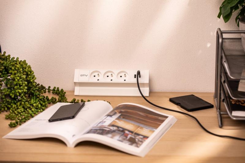 Gniazdo meblowe Basco, 3 x gniazdo z uziemieniem, USB A+C, kabel 1,5 m, białe z montażem