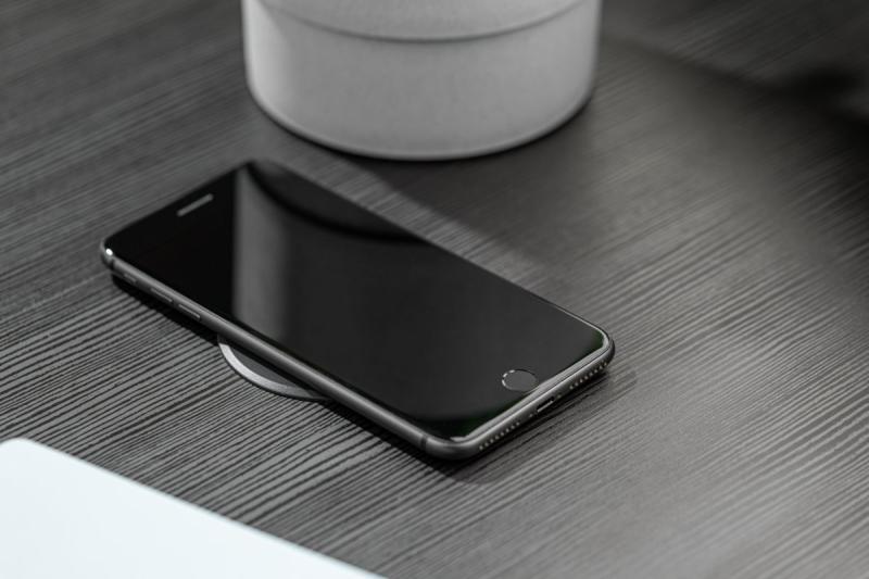 Bezprzewodowe urządzenie ładujące z szybkim ładowaniem, wpuszczane, czarne