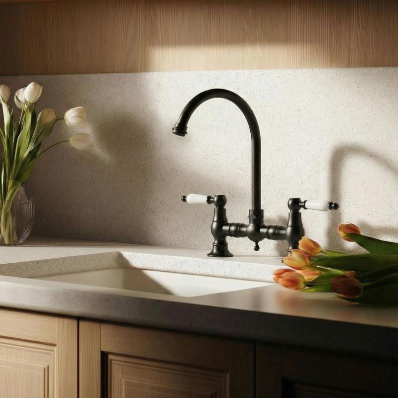 Aquanello Heritage Manor Klasyczna bateria kuchenna w stylu retro z mostkiem, czarna z białą rączką i okrągłą wylewką BL-0011-HM